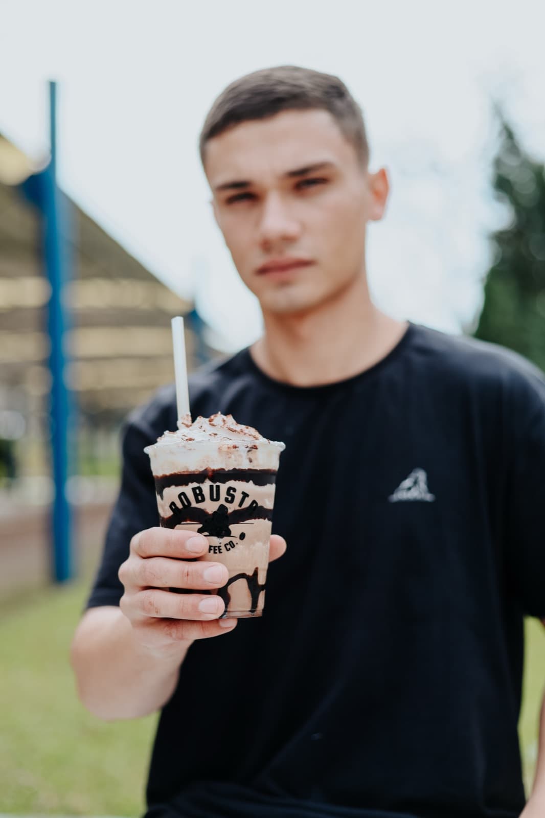 Universitário oferecendo frappe Robusta na quadra esportiva